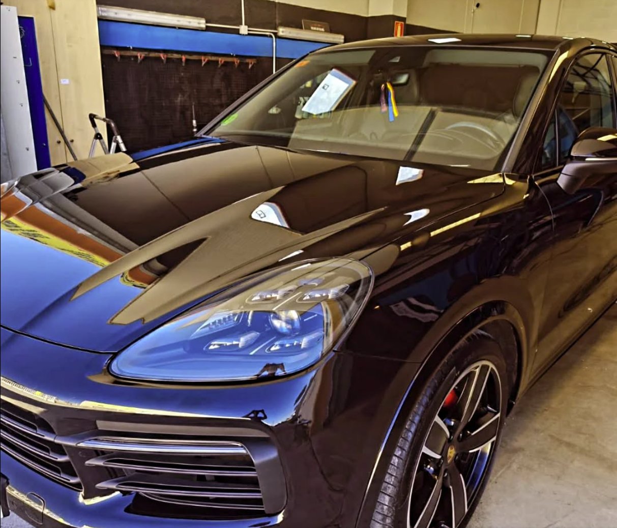 Porsche Cayenne negro tras detailing profesional