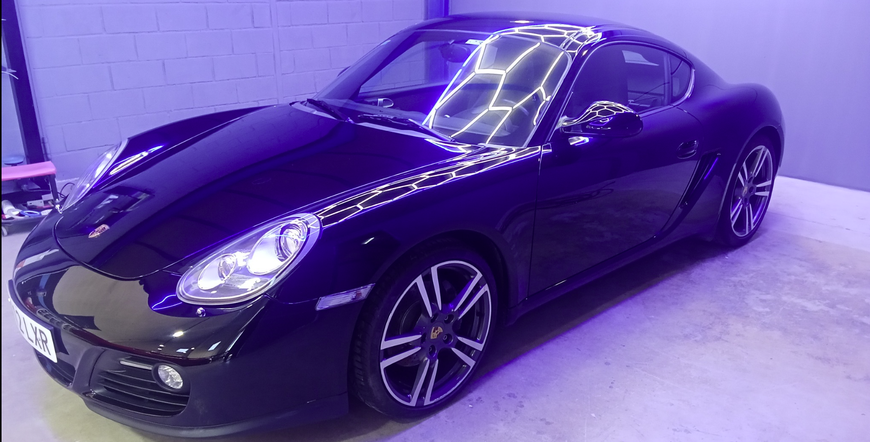 Porsche Cayman con reflejo perfecto tras pulido